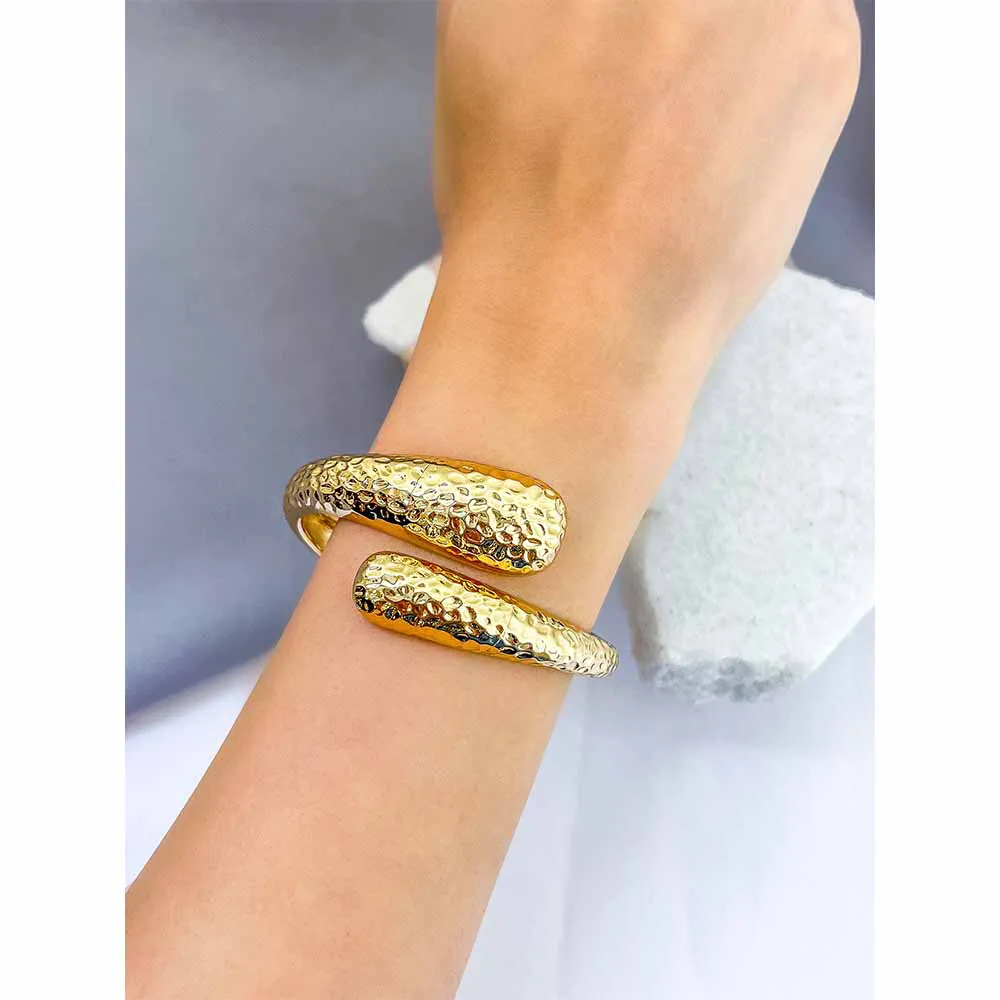 Bracelete Amendoado com Detalhe Martelado Semijoia Ouro 18K - Imagem 2