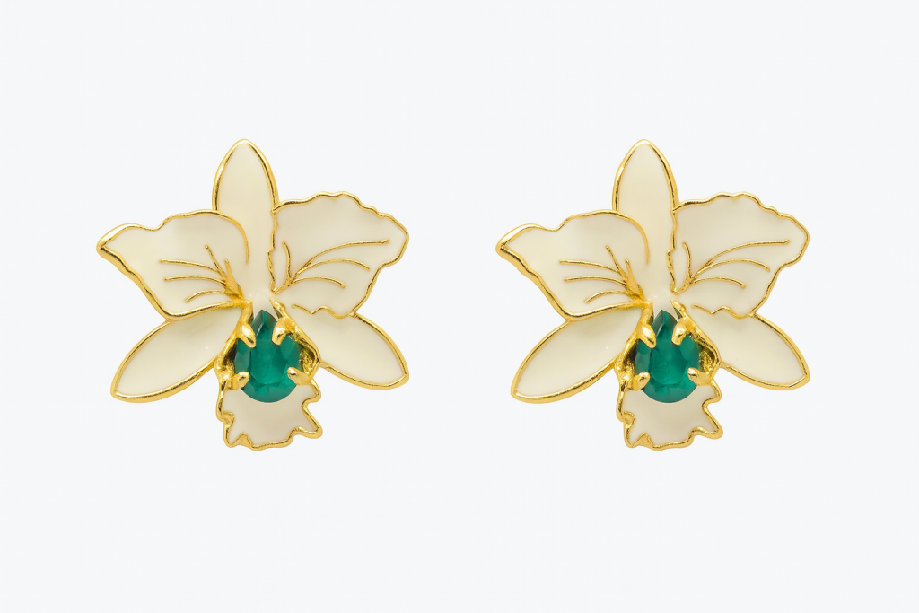 Brinco Flor Branca Esmaltado Banhado à Ouro com Cristais